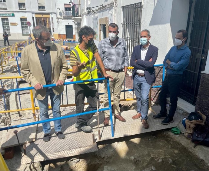 Pacheco en una de las visitas a obras del PFEA en Sanlúcar