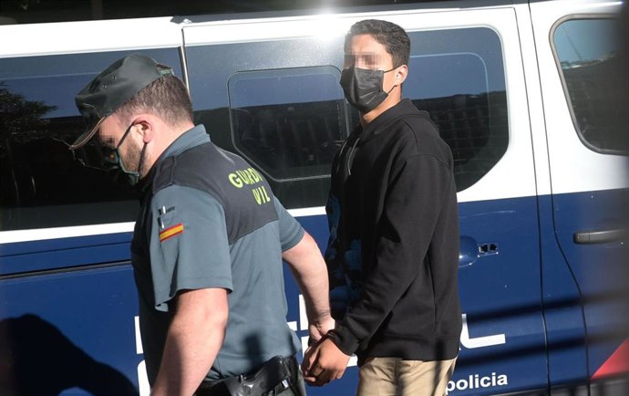 Uno de los investigados por la muerte de Samuel Luiz acude, esposado y acompañado de un agente de la Policía Nacional, al  Juzgado de Instrucción número 8 de A Coruña, a 16 de julio de 2021.