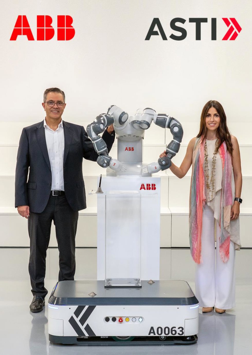 Sami Atiya, presidente del negocio de Robotics & Discrete Automation de ABB y Verónica Pascual Boé, CEO de Asti.
