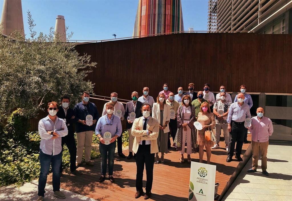 Almost 20 professionals from the Sevillana Association of Sacred Art receive the distinctive ‘Crafts made in Andalusia’