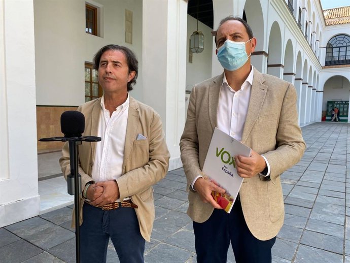 Benito Morillo (i.), este martes