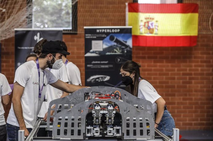 Varios estudiantes durante un encuentro en la European Hyperloop Week (EHW), en el Pabellón de Deportes de la Universitat Politcnica de Valncia (UPV), en Valncia. 