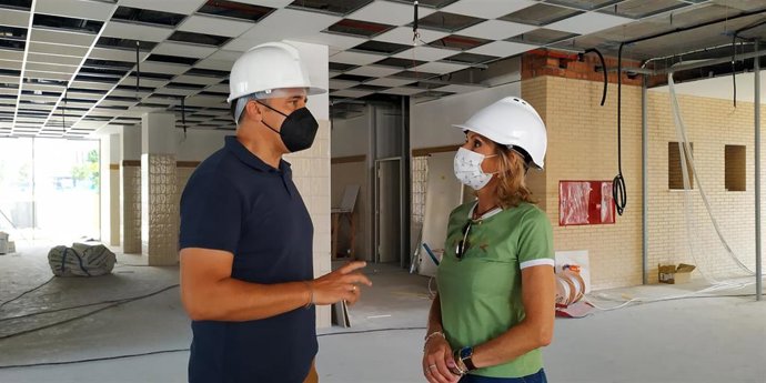 La delegada de Educación y Deporte de la Junta de Andalucía en Córdoba, Inmaculada Troncoso, visita el nuevo IES de Miralbaida.