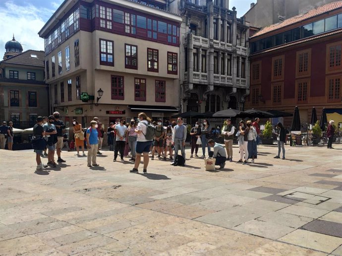 Personas con mascarilla en las calles de Oviedo y terrazas de hostelería.