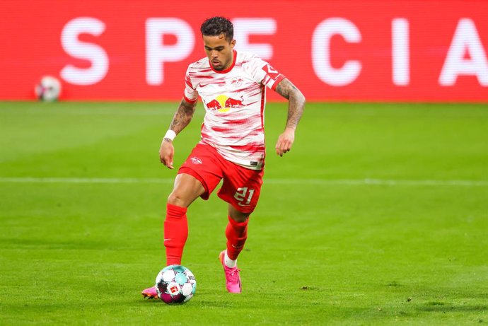 Archivo - FILED - 16 May 2021, Saxony, Leipzig: RB Leipzig's Justin Kluivert in action during the Germany Bundesliga soccer match between RB Leipzig and VfL Wolfsburg at the Red Bull Arena. RB Leipzig said on Tuesday trhat Dutch winger Justine Kluivert 