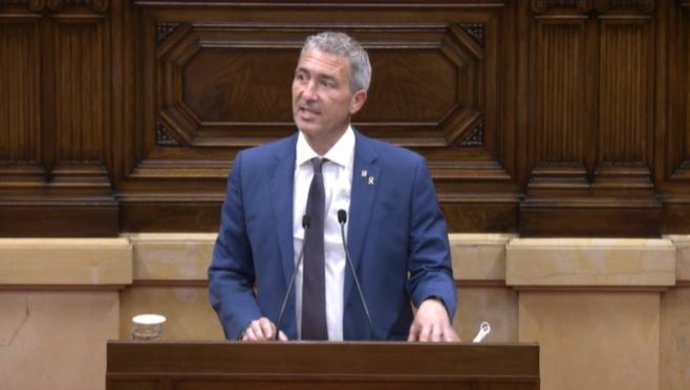 El conseller d'Educació de la Generalitat, Josep González-Cambray, en el ple del Parlament
