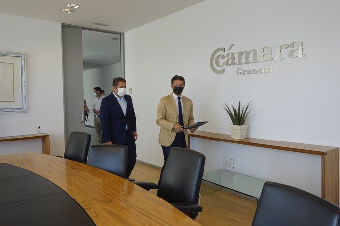 El alcalde de Granada, Francisco Cuenca, se ha reunido con el presidente de la Cámara de Comercio de Granada y de la Confederación Granadina de Empresarios, Gerardo Cuerva.