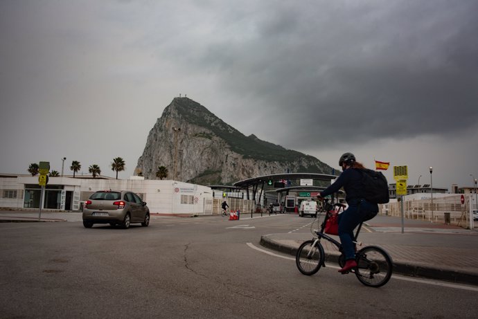 Tránsito de coches y personas en la frontera de Gibraltar, a 30 de marzo 2021.