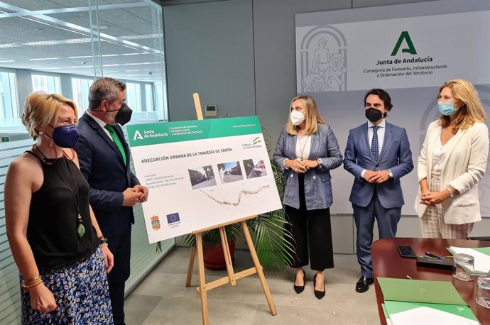 Firma del convenio en Sevilla entre la Junta y Ayuntamiento de Serón