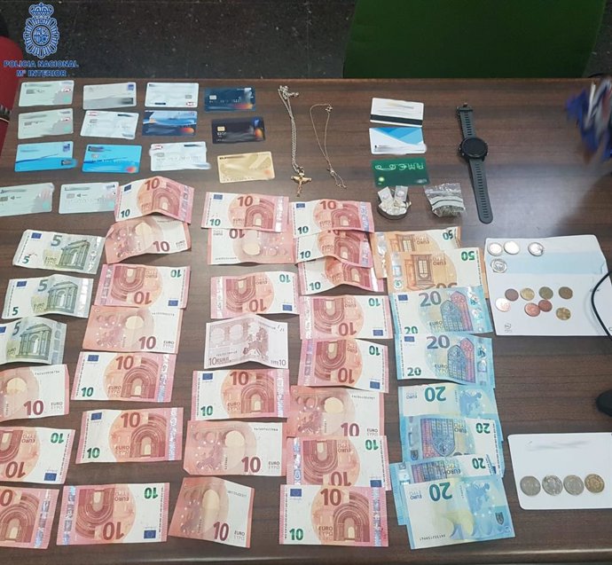 Detienen a dos hombres por utilizar una llave maestra para robar en un hotel.