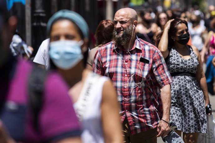 Un hombre pasea sin mascarilla por el centro de Madrid, durante el primer día en el que no es obligado su uso.