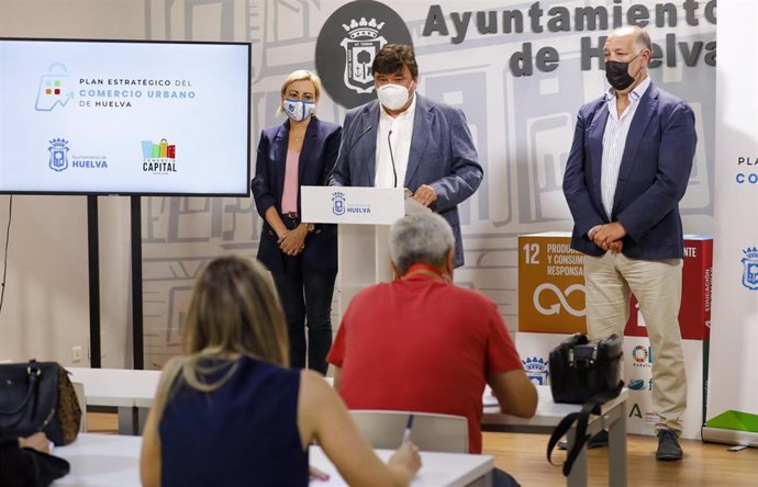 El alcalde de Huelva, Gabriel Cruz, presenta el Plan Estratégico de Comercio Urbano.