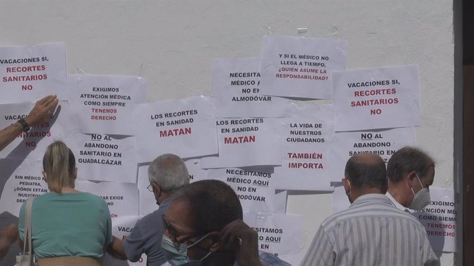 Vecinos de Guadalcázar pegan carteles de protesta en el Consultorio del pueblo por el recorte horario impuesto al mismo por Salud.