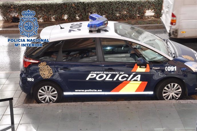 Archivo - Vehículo de Policía Nacional frente a la Comisaría de El Ejido (Almería)