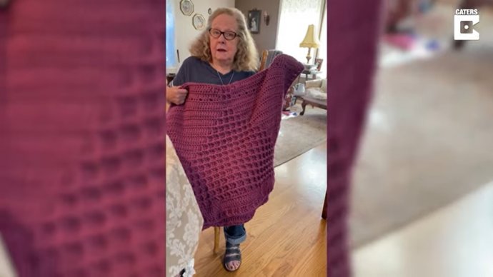 Este veterano de guerra teje una manta para la abuela de su mujer en agradecimiento a años de comprensión