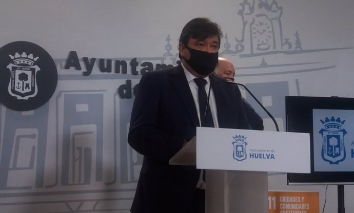 Archivo - El alcalde de Huelva, Gabriel Cruz, en rueda de prensa.