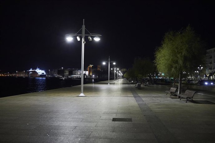 Archivo - Paseo marítimo minutos antes de la segunda noche de toque de queda, en Santander, Cantabria (España).- Archivo