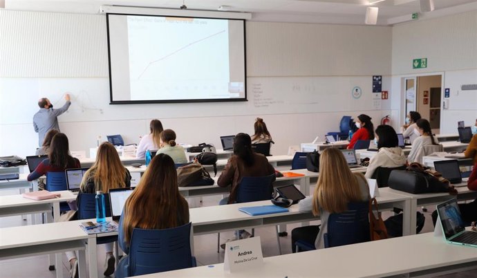 Una clase en la Universidad Loyola.