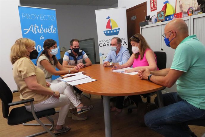 Encuentro entre el delegado de Empleo, Antonio Augustín, y la Asociación Carabela.