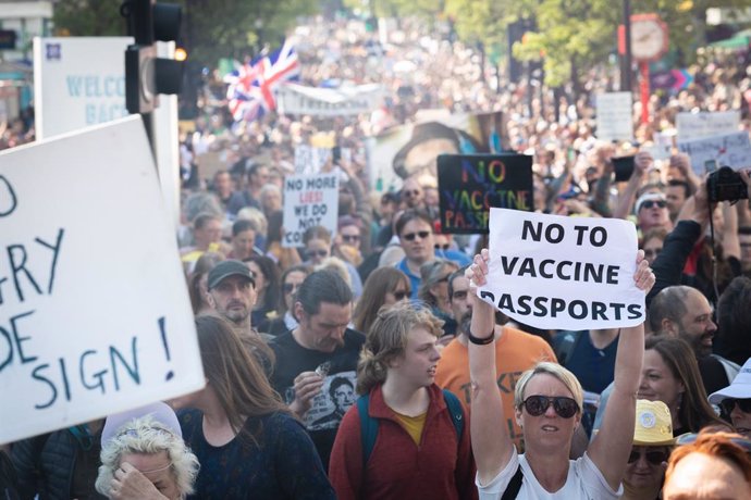 Archivo - 24 April 2021, United Kingdom, London: Protesters hold placards during a rally at London's Oxford Street as part of the Unite For Freedom protest against the nationwide Corona restrictions. Photo: Andy Barton/SOPA Images via ZUMA Wire/dpa