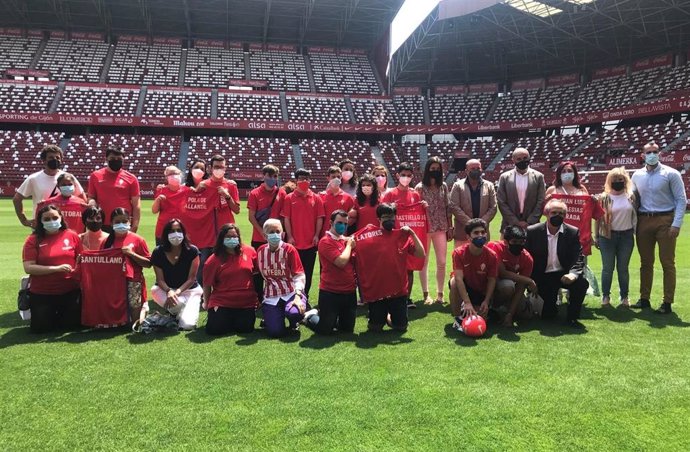 La consejera de Educación, Carmen Suárez, en el centro arrodillada y ataviada con una camiseta del Sporting posa con las direcciones de los centros de educación especial del Principado y con una representación de su alumnado.