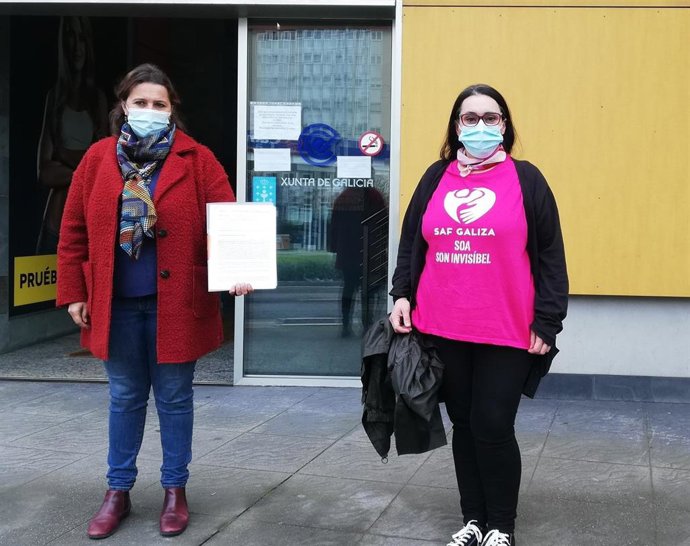 Ana Miranda, portavoz del BNG en Europa, junto a la plataforma SAF en su denuncia