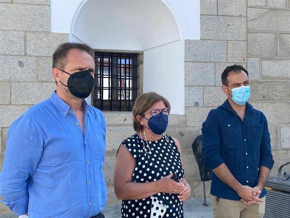 El portavoz adjunto del PP en la Diputación de Córdoba, Félix Romero (dcha.), junto al diputado Manuel Torres y la alcaldesa de Villanueva de Córdoba, Dolores Sánchez.