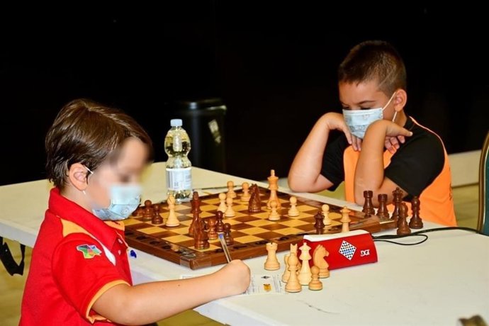 Uno de los niños del club de ajedrez de Paterna