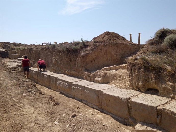 Parte de la muralla encontrada en el yacimiento de Los Bañales