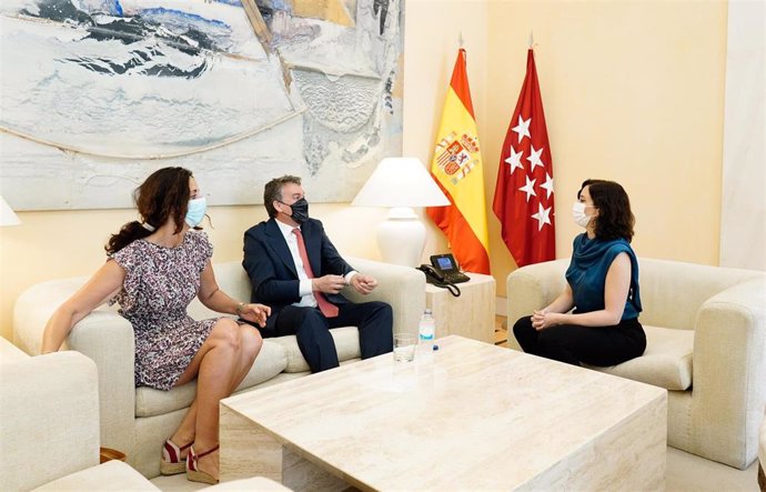 La presidenta de la Comunidad de Madrid, Isabel Díaz Ayuso, se reúne con el consejero delegado de Vodafone España, Colman Deegan
