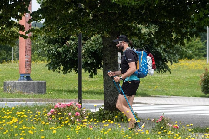 Un hombre sin mascarilla, llega a la ciudad de Santiago de Compostela, después de haber recorrido el camino de Santiago, durante el primer día en el que no es obligado el uso de la mascarilla en exteriores desde el inicio de la pandemia, a 26 de junio d