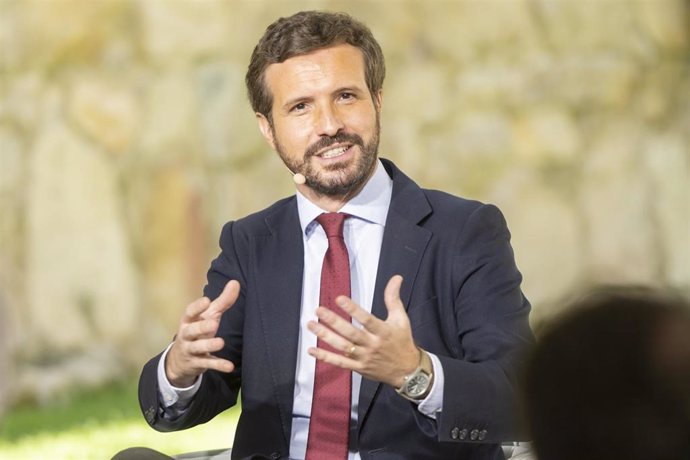 El presidente nacional del Partido Popular, Pablo Casado, participa en la mesa redonda 'La Concordia, base de nuestra Constitución y del éxito de nuestra democracia', a 19 de julio de 2021, en Ávila, Castilla y León (España). 