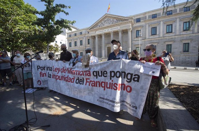 Varias decenas de personas participan en una concentración contra la impunidad del Franquismo, a 18 de julio de 2021, en Madrid (España). 