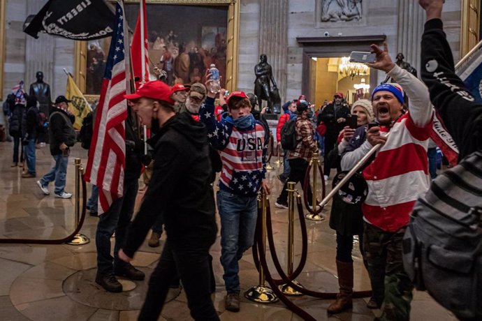 Archivo - Partidarios de Donald Trump durante al asalto al Capitolio el pasado 6 de enero.