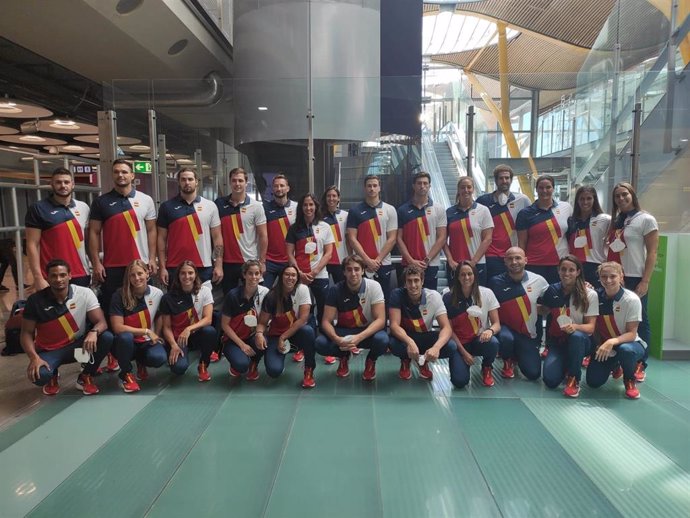 Las selecciones españolas masculina y femenina de waterpolo, en un posado conjunto antes de partir hacia los Juegos Olímpicos de Tokyo 2020