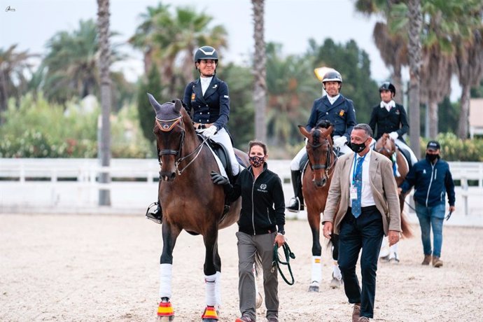 Beatriz Ferrer-Salat tras ganar el Campeonato de España de Doma Clásica de 2021