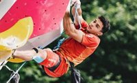 Alberto Ginés, juventud ante el muro en el estreno olímpico de la escalada