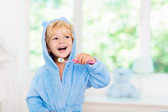 Archivo - Niño cepillándose los dientes.