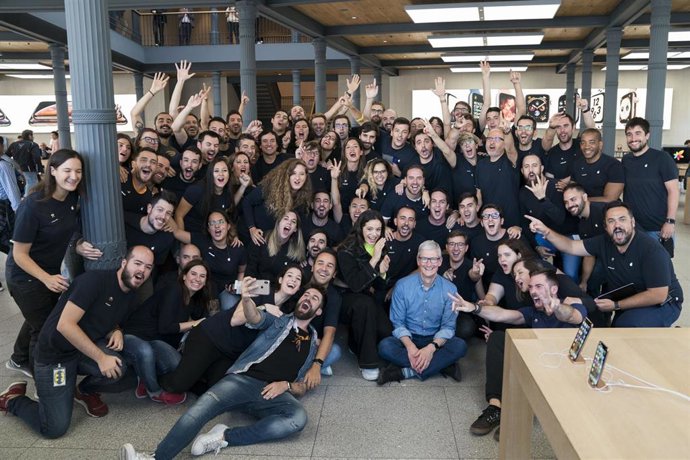 Archivo - CEO de Apple, Tim Cook, visita la tienda de Apple Puerta del Sol en Madrid