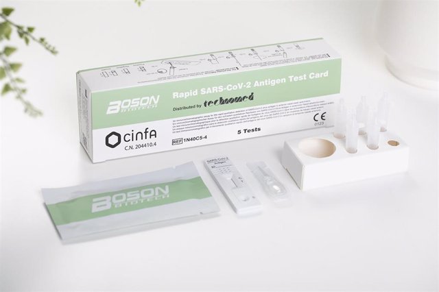 Archivo - El test de antígenos de autodiagnóstico covid-19 distribuido por la empresa española Cinfa.