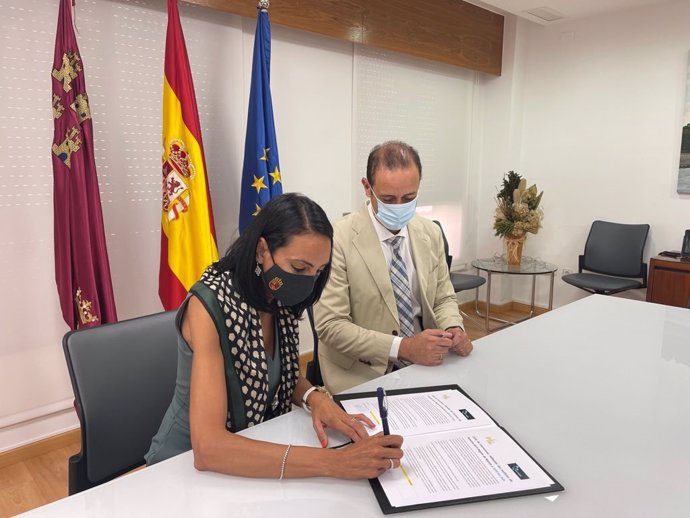 La consejera de Empresa, Empleo, Universidades y Portavocía, Valle Miguélez, en la firma del documento de colaboración junto con el presidente de Timur, Juan Celdrán.
