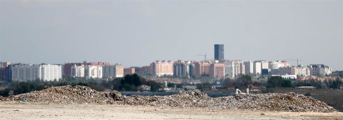 Archivo - Edificios del barrio madrileño de Vallecas desde el exterior del Parque Tecnológico de Valdemingómez. 