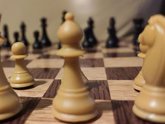 Foto: El ajedrez tranquiliza, mejora la salud mental y ayuda a la recuperación tras la pandemia, según la ONU