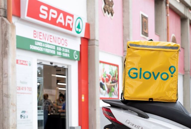 Una mochila de Glovo en la puerta de un Spar en Gran Canaria