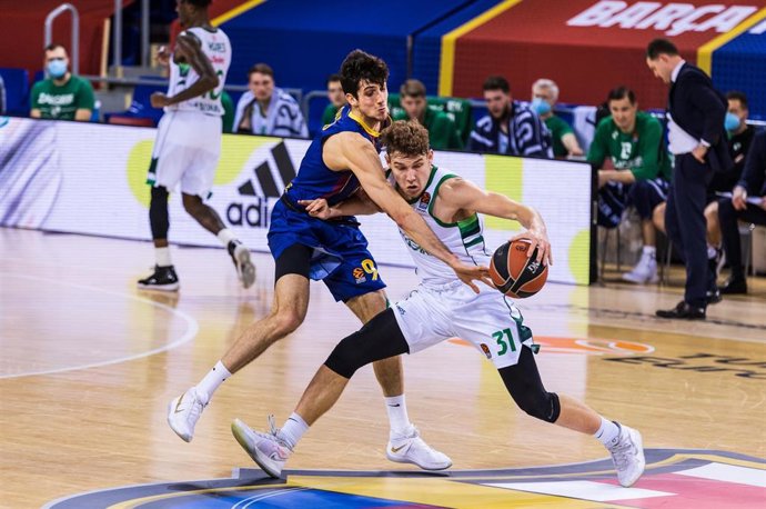 Archivo - Rokas Jokubaitis of Zalgiris Kaunas fights with Leandro Bolmaro of Fc Barcelona during the Turkish Airlines EuroLeague match between Fc Barcelona and Zalgiris Kaunas at Palau Blaugrana on February 18, 2021 in Barcelona, Spain.