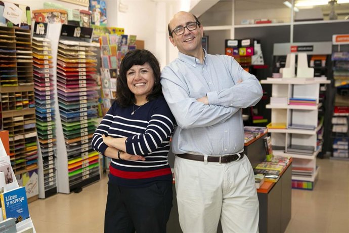 Archivo - Dos emprendedores que abrieron una papelería con la financiación de MicroBank