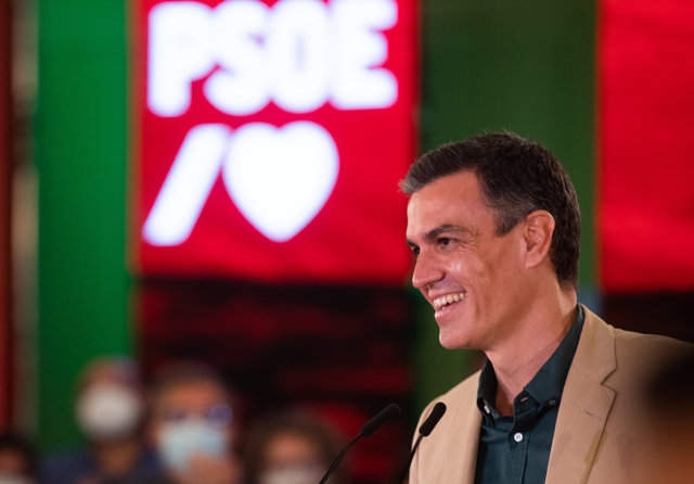 El secretario general del PSOE y presidente del Gobierno, Pedro Sánchez, durante su intervención en un acto de partido. En Hotel Barceló Renacimiento, a 17 de julio de 2021 en Sevilla (Andalucía, España).