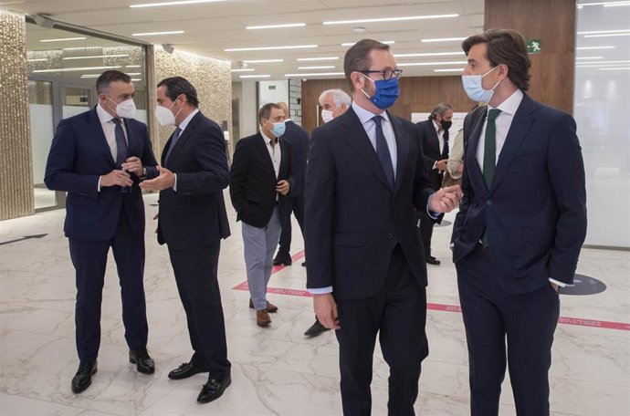 El portavoz del PP en el Senado, Javier Maroto, y el vicesecretario de Comunicación del PP, Pablo Montesinos, conversan durante los Desayunos Informativos de Europa Press en el Auditorio El Beatriz Madrid, a 13 de julio de 2021, en Madrid (España).