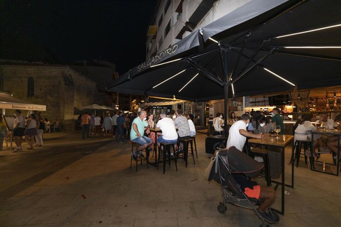 Personas en una terraza en Galicia.