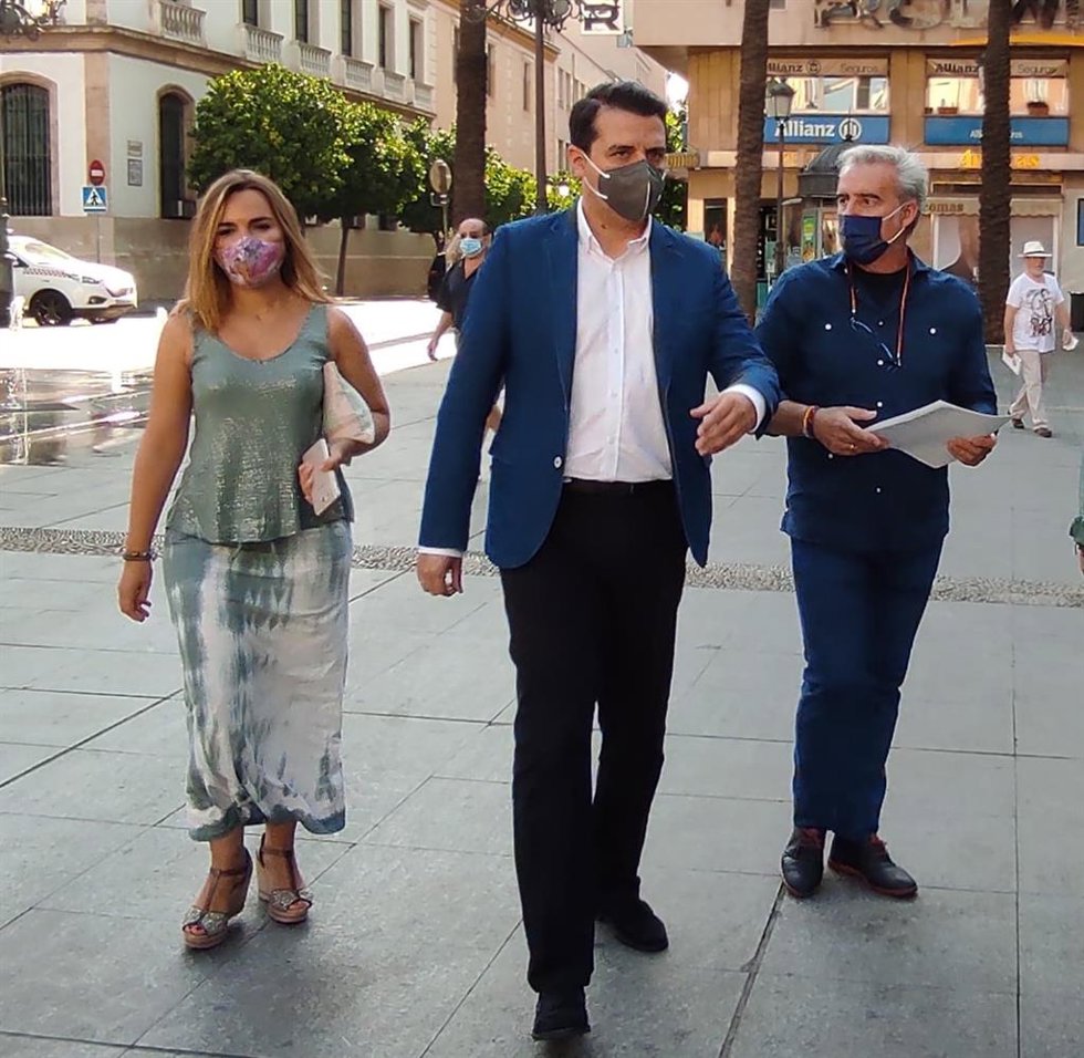 El alcalde de Córdoba, José María Bellido (centro), en la Plaza de las Tendillas.